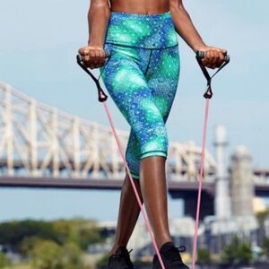 Victoria Sport VSX Geometric Knockout Capri Crop Pants S